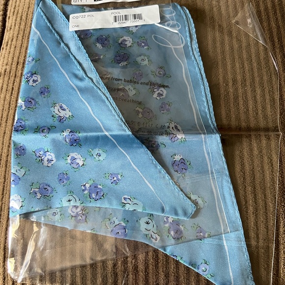 Coach Tea Rose Print Silk Diamond Scarf nwt in packaging - Picture 2 of 8